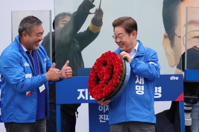 이재명 더불어민주당 대선 후보가 지난 20일 경기 고양시 일산문화광장에서 열린 집중유세에서 장미로 만든 기표 도장 모형을 들고 있다 사진연합뉴스