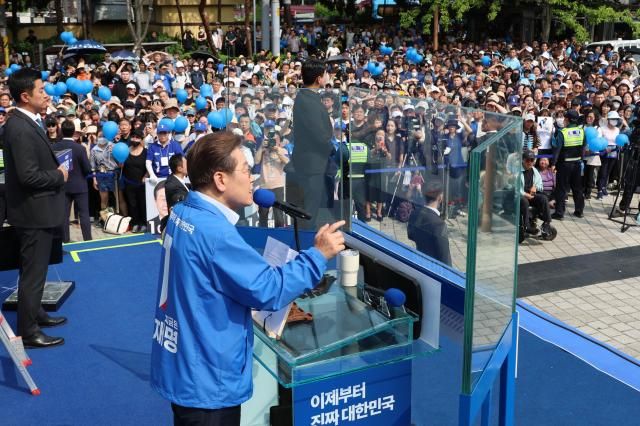 이재명 더불어민주당 대선 후보가 21일 인천광역시 부평역 북광장에서 열린 집중유세에서 인천 시민들에게 지지를 호소하고 있다 사진연합뉴스