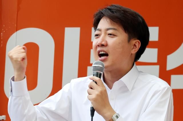 이준석 개혁신당 대선 후보가 지난 19일 광주 북구 전남대학교 후문 앞에서 열린 유세에서 지지를 호소하고 있다 사진연합뉴스