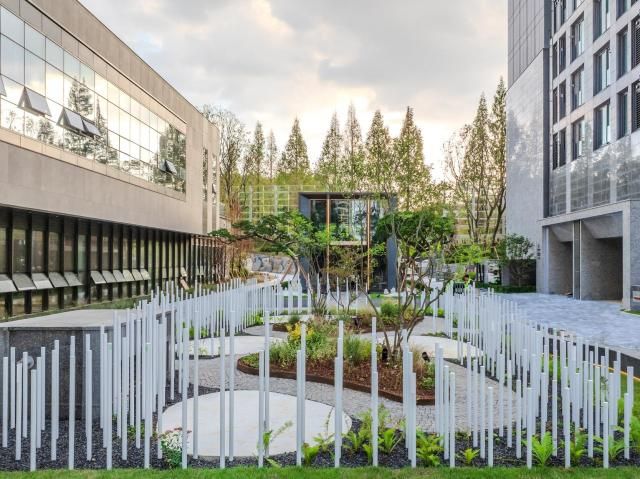  올림픽파크 포레온 3단지 현장의 ‘도서관과 정원Library amp Garden’ 주경 사진현대건설