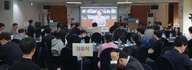 강선우 더불어민주당 국회의원국회 보건복지위원회 위원이 21일 오후 서울 중구 한국프레스센터에서 열린 2025 제15회 글로벌헬스케어포럼에서 영상으로 축사를 하고 있다 20250521사진유대길 기자 dbeorlf123ajunewscom