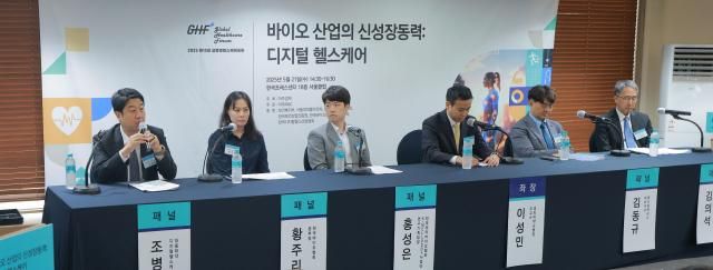 조병하 대웅제약 디지털헬스케어 사업부장왼쪽부터 황주리 한국바이오협회 본부장 홍성은 한국제약바이오협회 K-MELLODDY사업단 연구기획팀장 이성민 경희대병원 조교수 김동규 메디플렉서스 대표이사 김의석 김장 법률사무소 변호사가 21일 오후 서울 중구 한국프레스센터에서 열린 2025 제15회 글로벌헬스케어포럼에서 패널 토론을 하고 있다 사진유대길 기자 dbeorlf123ajunewscom