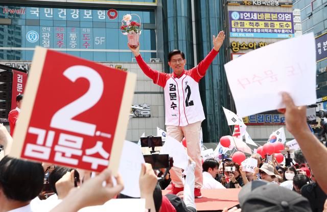 김문수 국민의힘 대선 후보가 21일 경기 고양시 덕양구 화정역 문화광장 앞에서 집중유세를 하고 있다 2025521 사진연합뉴스