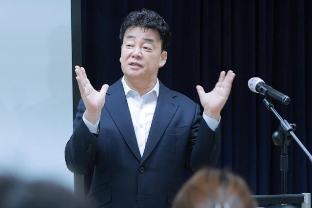 백종원 더본코리아 대표가 28일 오전 서울 서초구 스페이스쉐어 강남역센터에서 열린 정기 주주총회를 마친 뒤 취재진을 만나 질문에 답하고 있다 202050328사진유대길 기자 dbeorlf123ajunewscom
