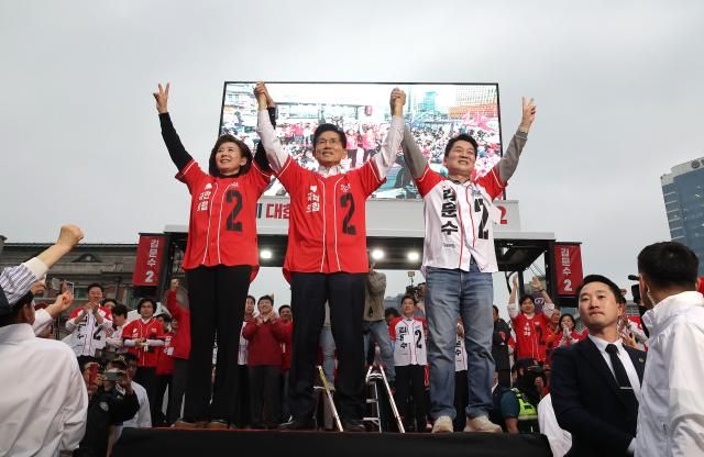 나경원 국민의힘 의원왼쪽과 김문수 대선 국민의힘 후보가 지난 19일 서울역 광장 유세에서 시민들에게 지지를 호소하고 있다 사진연합뉴스