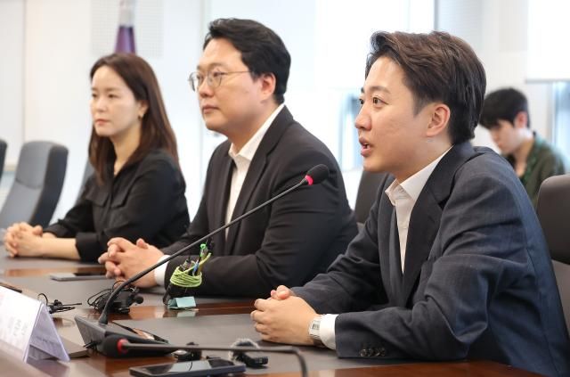 이준석 개혁신당 대선 후보가 21일 경기 성남의료원에서 한호성 원장과 간담회를 하고 있다 사진연합뉴스