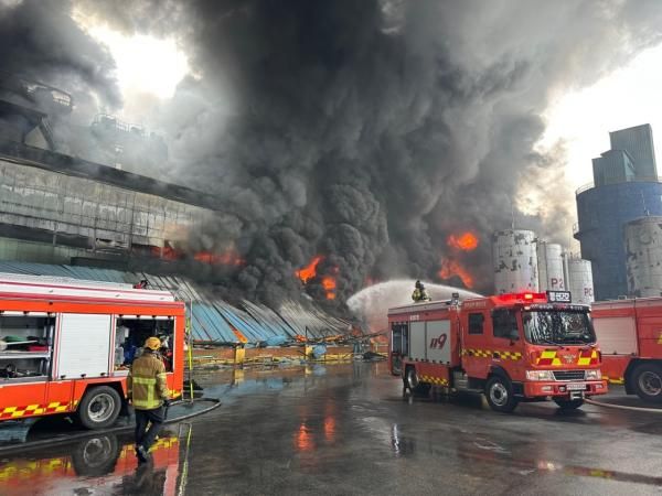 17일 오전 광주 광산구 송정동 금호타이어 광주공장에서 불이 나 소방대원이 진화 작업을 벌이고 있다 사진서울시