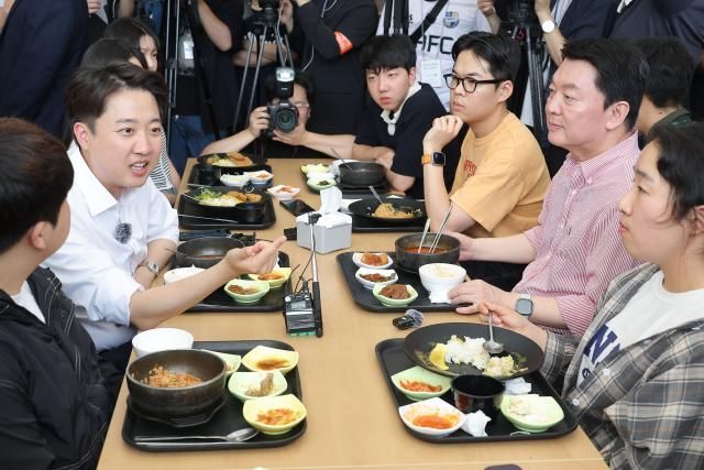 이준석 개혁신당 대선 후보와 안철수 국민의힘 의원이 21일 학식먹자 이준석 행사가 열린 경기 성남시 가천대학교 글로벌캠퍼스에서 학생들과 학식을 먹으며 대화를 나누고 있다 사진연합뉴스