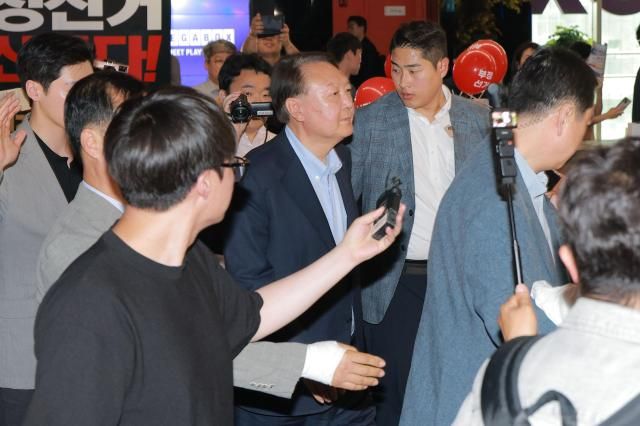 윤석열 전 대통령이 21일 오전 서울 중구 메가박스 동대문에서 이영돈 PD가 제작한 다큐멘터리 영화 부정선거 신의 작품인가 관람을 마치고 자리를 이동하고 있다 2025521사진유대길 기자 dbeorlf123ajunewscom