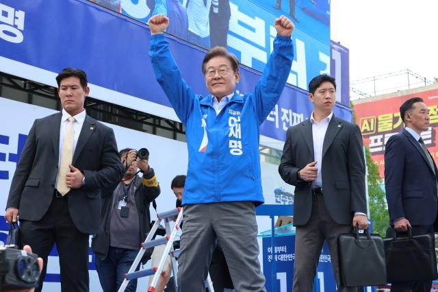 이재명 더불어민주당 대선 후보가 20일 경기 고양 일산문화광장에서 열린 집중유세에서 시민들에게 인사하고 있다 사진연합뉴스