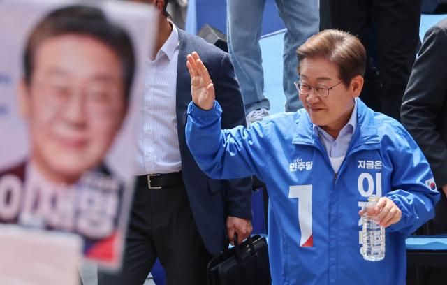 이재명 더불어민주당 대선 후보가 21일 인천광역시 남동구 구월 로데오광장에서 열린 유세에서 시민들에게 인사하고 있다 사진연합뉴스