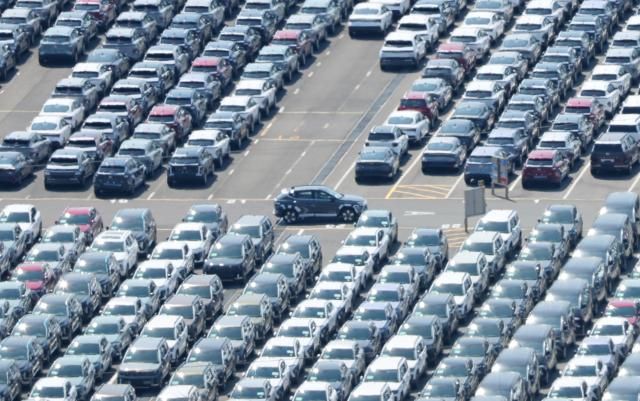 현대자동차 울산공장 수출선적부두 옆 야적장에 완성차가 대기하고 있다 사진연합뉴스