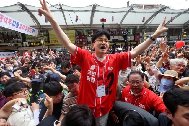 한동훈 전 국민의힘 대표가 21일 대구 중구 서문시장을 찾아 김문수 대선 후보의 지원 유세를 하고 있다 사진연합뉴스