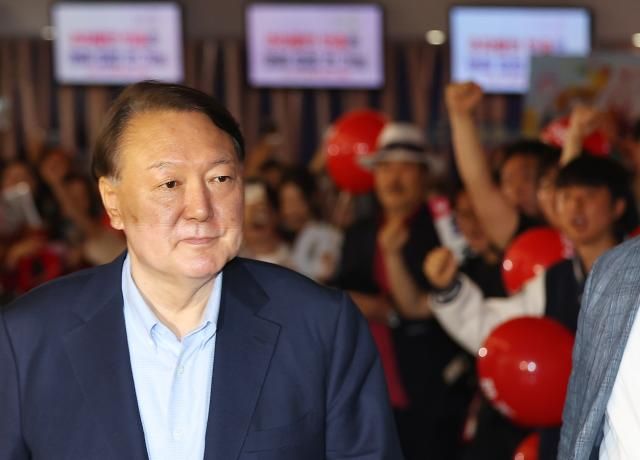 윤석열 전 대통령이 21일 서울 메가박스 동대문에서 이영돈 PD가 제작한 다큐멘터리 영화 부정선거 신의 작품인가를 관람하기 위해 상영관으로 향하고 있다사진연합뉴스