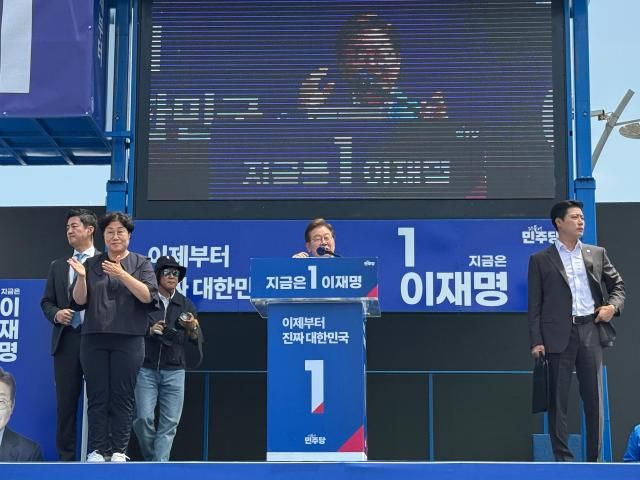 이재명 더불어민주당 대선 후보가 22일 제주 동문로터리서 유세에 나서고 있다사진송승현 기자