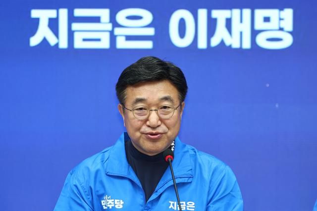 윤호중 더불어민주당 중앙선대위 총괄본부장이 22일 서울 여의도 당사에서 열린 제6차 총괄본부장단회의에서 발언하고 있다 사진연합뉴스