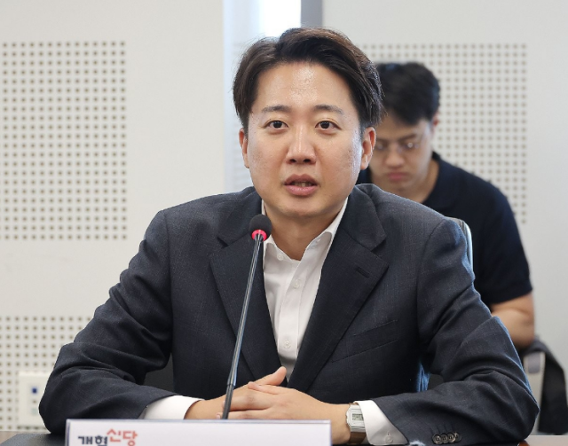 이준석 개혁신당 대선 후보가 21일 경기 성남의료원에서 한호성 원장과 간담회를 했다 사진연합뉴스