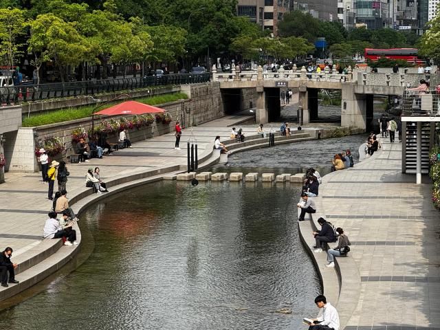 지난 19일 오후 서울 종로구 청계천에서 시민들이 휴식을 취하고 있다 사진구동현 기자