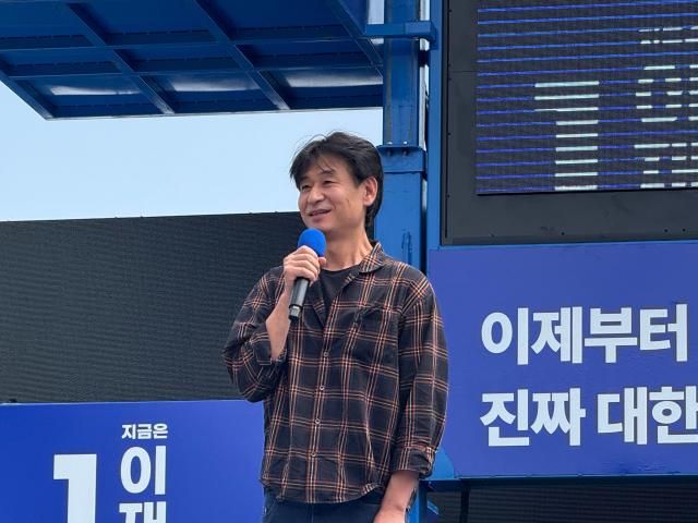 배우 박혁권씨가 22일 이재명 더불어민주당 대선 후보의 제주 유세에 함께하고 있다사진송승현 기자