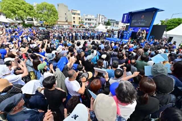 이재명 더불어민주당 대선 후보가 22일 오전 제주시 동문로터리에서 유세를 하고 있다 사진연합뉴스