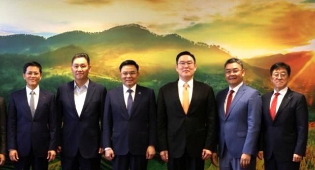 지난 21일 페트로베트남 지점에서 구본규 LS전선 대표사진 왼쪽부터 네번째 레만 보안 회장 페트로베트남 회장사진 왼쪽부터 등 관계자들이 간담회 후 기념 촬영을 하고 있다 사진LS전선