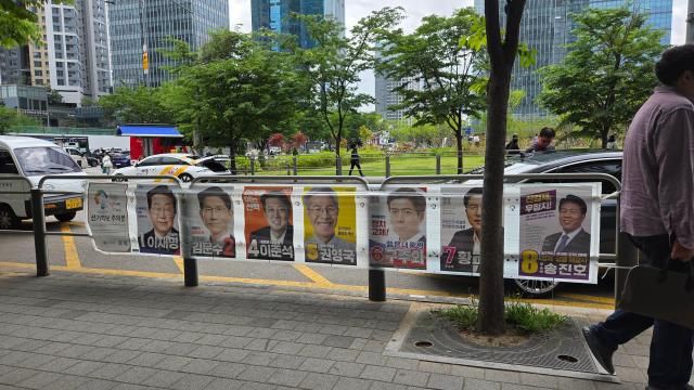 제21대 대통령 선거 후보자들의 벽보가 지난 19일 서울 용산역 앞 도보에 설치돼 있다 사진김지윤 기자