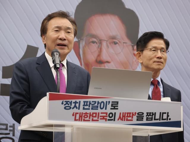 손학규 전 민주당·바른미래당 대표가 22일 서울 여의도 국민의힘 중앙당사에서 열린 정치개혁 관련 긴급 기자회견에서 김문수 국민의힘 대선 후보 지지 선언을 하고 있다 사진연합뉴스