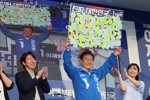 이재명 더불어민주당 대선 후보가 21일 자신의 지역구인 인천광역시 계양역 앞 유세에서 유권자들의 요구사항 등을 담은 진짜 대한민국 패널을 들어보이고 있다 사진연합뉴스