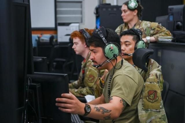 미국 7공군 예하 제621항공통제대대 통제사들이 항공관제 임무를 수행하고 있다 사진공군 