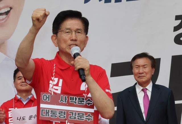 김문수 국민의힘 대선 후보가 22일 경기 광명시 철산로데오거리에서 열린 유세에서 지지를 호소하고 있다 사진연합뉴스