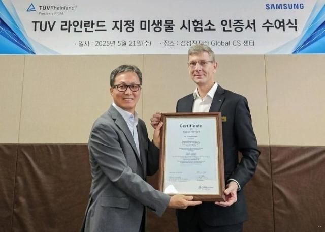 김학상 삼성전자 글로벌CS센터장왼쪽과 프랭크 마이클 주트너 TUV 라인란드 한국지사 대표가 인증서를 들고 기념 촬영을 하고 있다 사진삼성전자