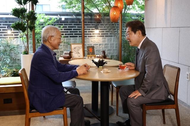 더불어민주당 이재명 대선 후보가 22일 경남 양산시 소소서원에서 송기인 신부와 차담을 하고 있다사진연합뉴스