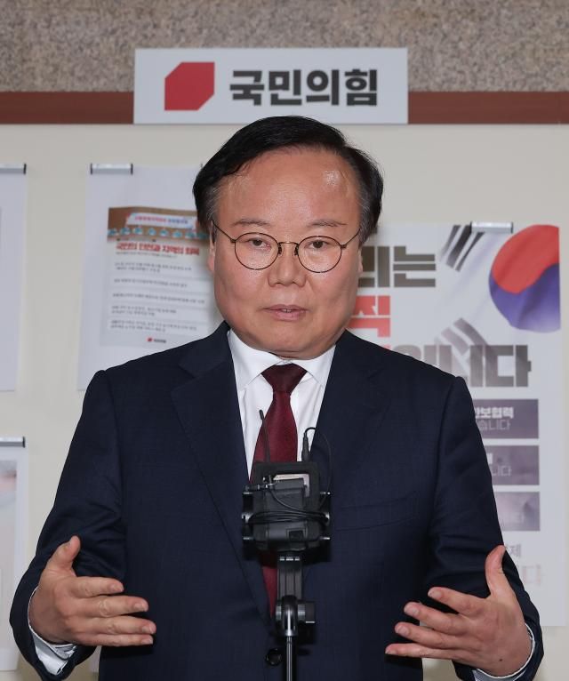 국민의힘 김문수 대선 후보측 김재원 비서실장이 지난 10일 국회에서 재개된 국민의힘 김문수 대선 후보와 한덕수 후보 간의 단일화 협상이 결렬된 뒤 취재진 질문에 답하고 있다 사진연합뉴스 