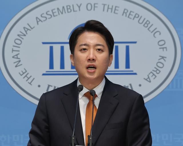 이준석 개혁신당 대선 후보가 22일 서울 여의도 국회 소통관에서 국민의힘 김문수 대선 후보와의 단일화 요구에 대한 입장 발표 기자회견을 하고 있다 사진연합뉴스