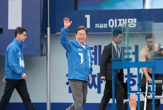 더불어민주당 이재명 대선 후보가 22일 경남 양산워터파크공원에서 열린 집중유세에서 시민들에게 인사하고 있다사진연합뉴스