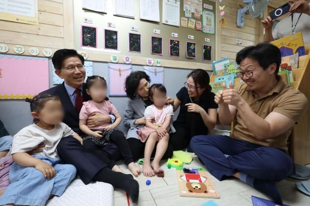 김문수 국민의힘 대선 후보와 배우자 설난영 여사 딸 김동주 씨 부부가 22일 경기도 광명시의 한 어린이집을 방문해 어린이들과 만나고 있다 사진연합뉴스