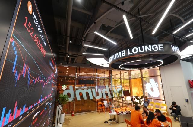 대표 가상자산 비트코인이 사상 최초로 11만 달러를 넘어선 22일 서울 서초구 빗썸라운지 강남본점 전광판에 비트코인 시세가 띄워져 있다 사진연합뉴스