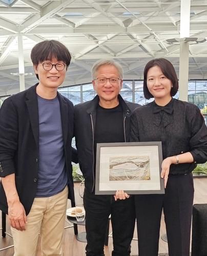 이해진 네이버 이사회 의장왼쪽과 최수연 네이버 대표오른쪽가 지난해 6월25일현지시간 미국 캘리포니아주 산타클라라 소재 엔비디아 본사에서 젠슨 황 엔비디아 최고경영자CEO를 만나 기념사진을 촬영하고 있다 사진네이버 인스타그램