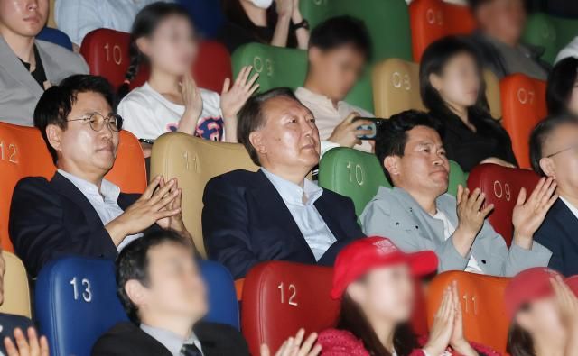 윤석열 전 대통령이 21일 서울 메가박스 동대문에서 영화 부정선거 신의 작품인가를 관람하고 있다 사진연합뉴스