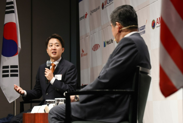 이준석 개혁신당 대선 후보가 22일 오후 그랜드하얏트서울에서 열린 주한미국상공회의소암참 간담회에서 제임스 김 암참 회장과 대담을 나누고 있다 사진연합뉴스