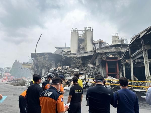 21일 광주 타이어공장 화재 현장에서 중앙화재합동조사단이 현장을 살펴보고 있다 사진소방청