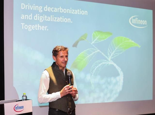 22일 서울 코엑스에서 옥토버테크 2025 서울 기자간담회에서 안드레아스 우르시츠 인피니언 마케팅최고책임자가 발표하고 있다 사진인피니언