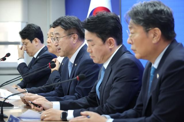 윤호중 더불어민주당 중앙선대위 총괄본부장이 8일 서울 여의도 민주당사에서 열린 총괄본부장단 회의에서 발언하고 있다 사진연합뉴스