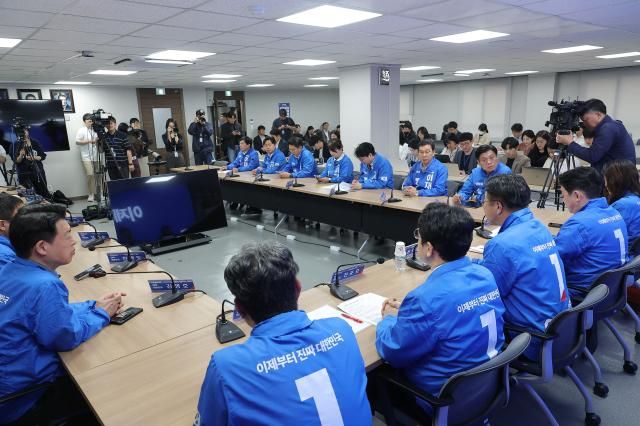 더불어민주당 중앙선대위 윤호중 총괄본부장이 20일 서울 여의도 민주당사에서 열린 제5차 총괄본부장단회의에서 발언하고 있다 사진연합뉴스