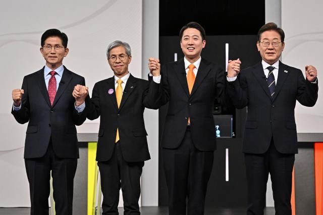 왼쪽부터이재명 더불어민주당·이준석 개혁신당·권영국 민주노동당·김문수 국민의힘 대선 후보가 지난 18일 서울 마포구 상암동 SBS 프리즘센터 스튜디오에서 열린 제 21대 대선 1차 후보자 토론회 시작에 앞서 기념 촬영을 하고 있다 사진연합뉴스