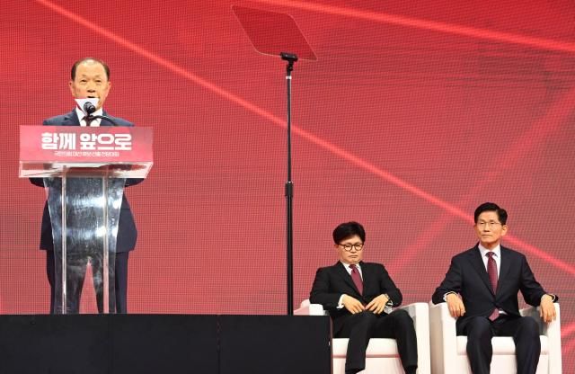 국민의힘 한동훈·김문수 대선 경선 후보가 지난 3일 경기 고양시 킨텍스에서 열린 국민의힘 최종 대선 후보 선출을 위한 전당대회에서 결과를 기다리고 있다 사진연합뉴스