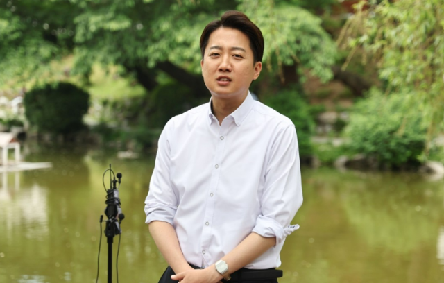 이준석 개혁신당 대선 후보가 22일 학식먹자 이준석 행사가 열린 인천 미추홀구 인하대학교에서 취재진 질문에 답하고 있다 사진연합뉴스