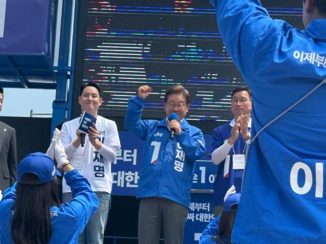 이재명 더불어민주당 대선 후보가 22일 제주 동문로터리를 찾아 유세를 펼치고 있다사진송승현 기자