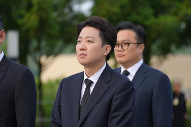 이준석 개혁신당 대선 후보가 23일 경남 김해시 진영읍 봉하마을을 방문해 노무현 전 대통령 묘역을 참배하고 있다 사진개혁신당 제공