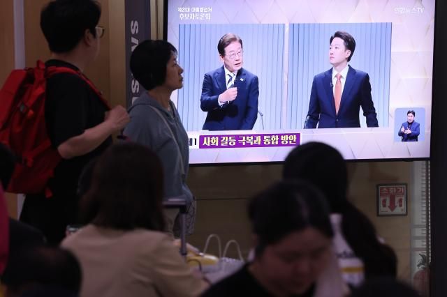 23일 서울역 대합실에서 제21대 대통령선거 2차 후보자 토론회가 생중계되고 있다 사진연합뉴스